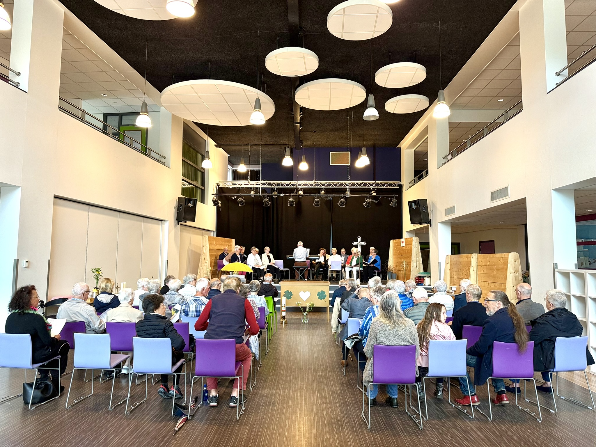 Klavertjevier - Stekkenberg - mensen in viering